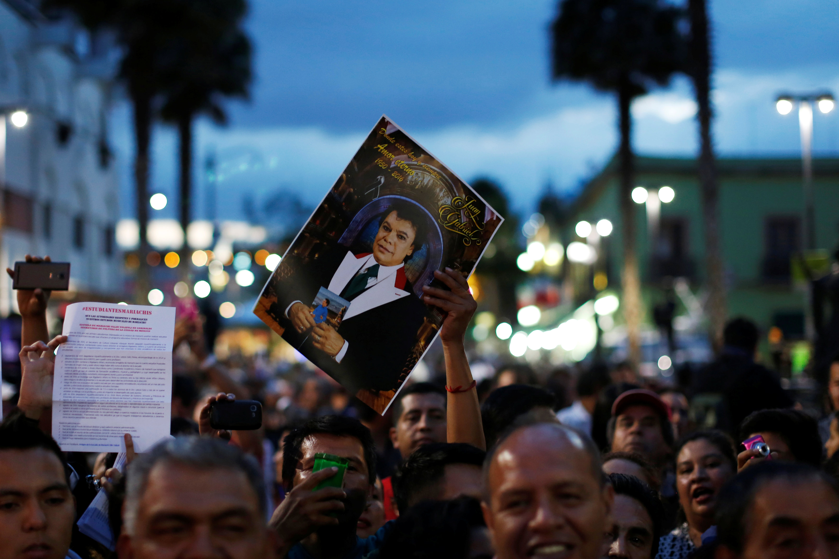  En medio de la lluvia, cenizas de Juan Gabriel llegan a Ciudad Juárez