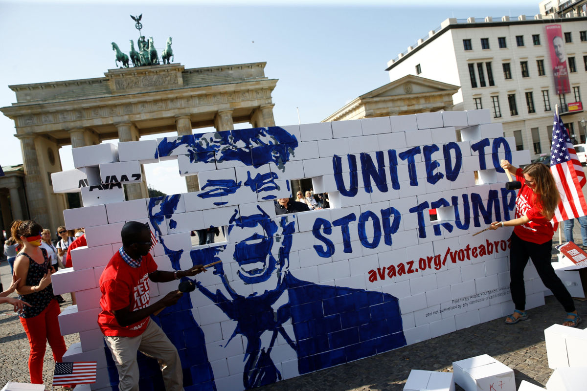  Activistas derrumban muro en puerta de Brandeburgo de Berlín en protesta contra Trump