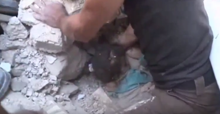  La cruda realidad de Siria: Rescatan a pequeña de entre los escombros tras bombardeo