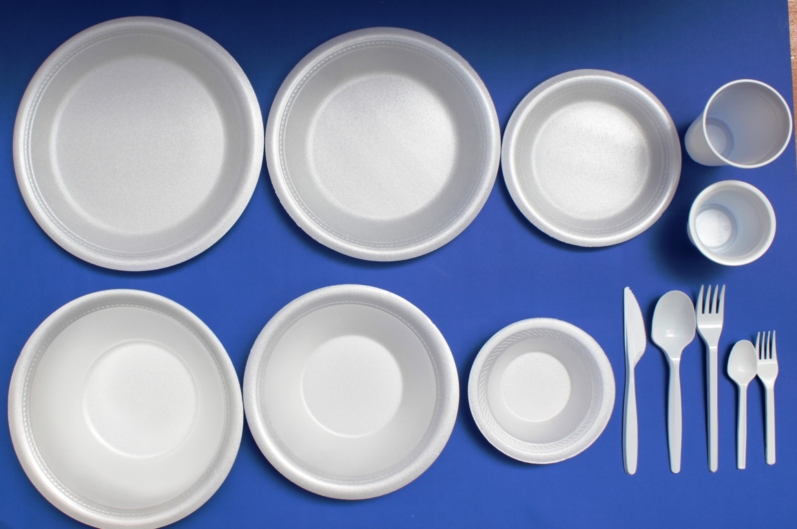  Francia prohíbe el uso de platos y cubiertos de plástico