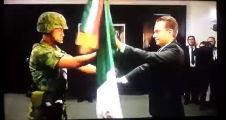  (Video) Se burlan de Manuel Velasco, gobernador de Chiapas por “arrebato” de bandera por parte de soldado