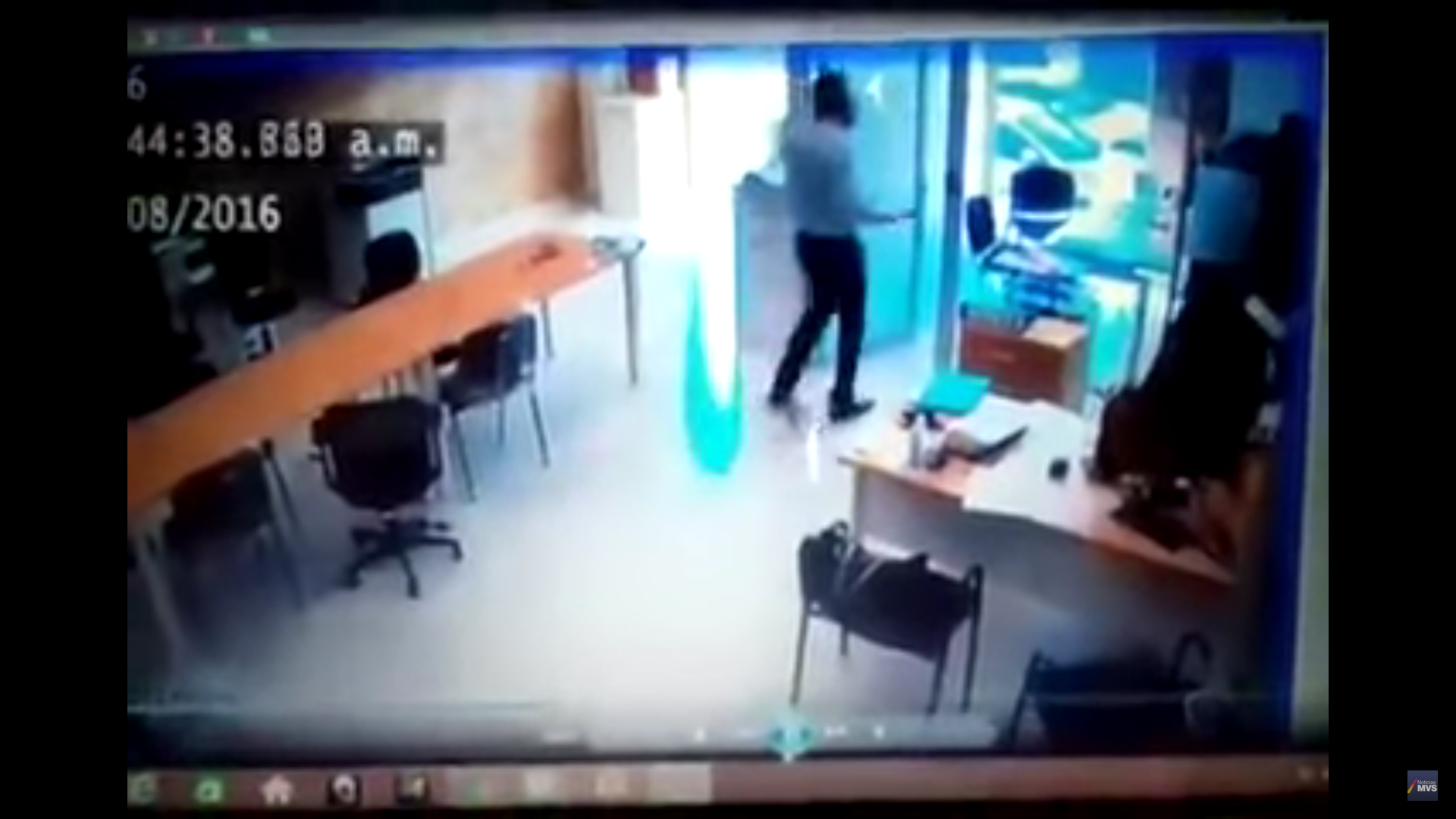  (Video) Juez golpea a su asistente por programarle un audiencia nocturna