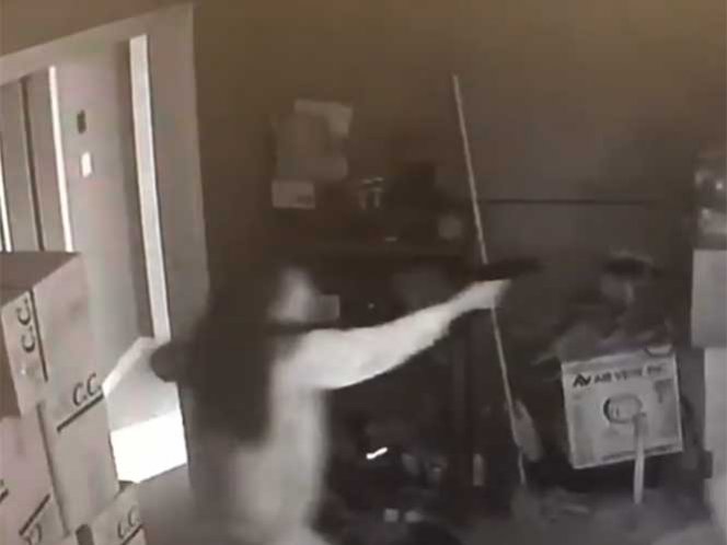  (Video) Mujer ahuyenta de su casa a tres ladrones a disparos