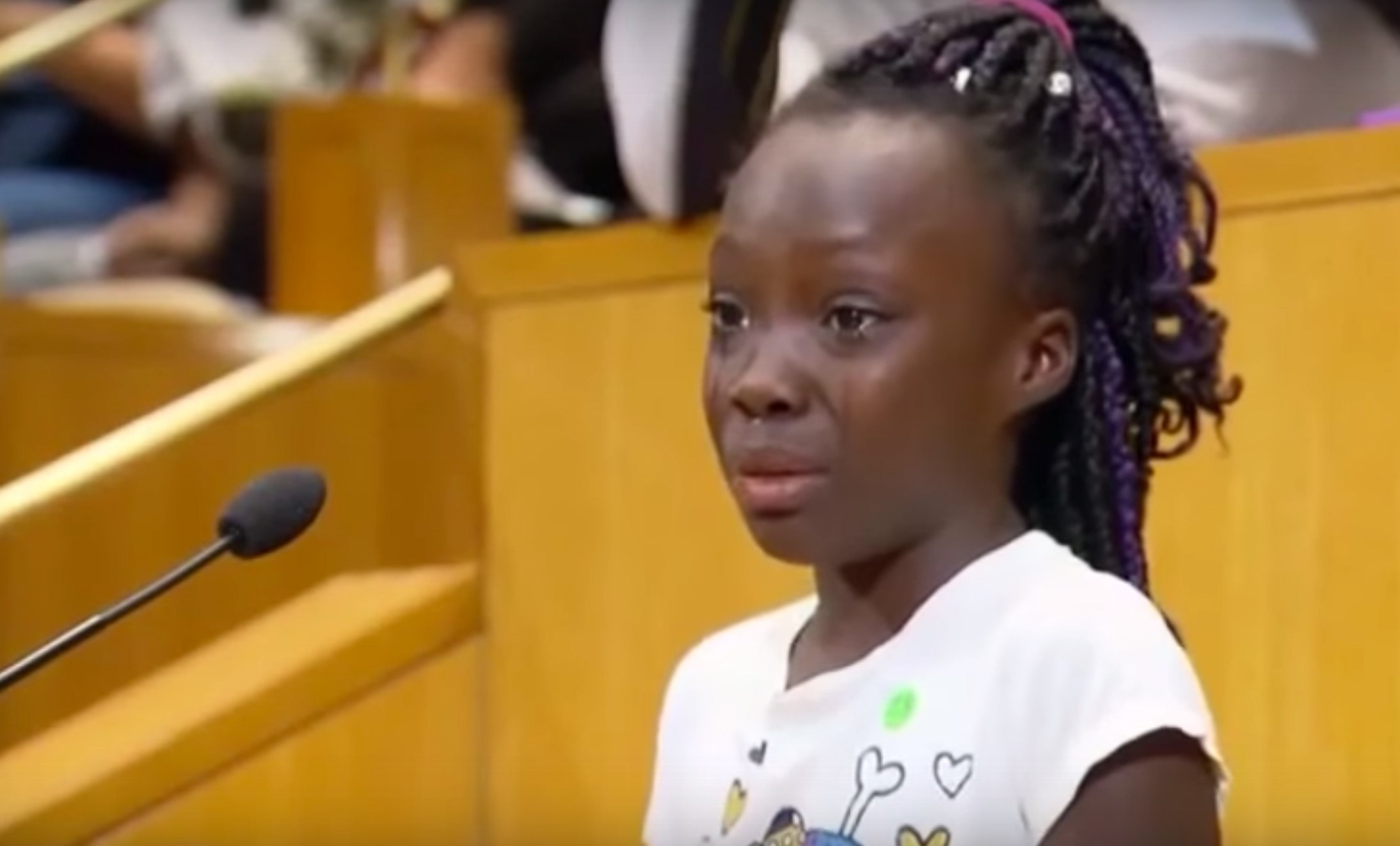  (Video) Pequeña de 9 años se expresa entre lágrimas sobre racismo