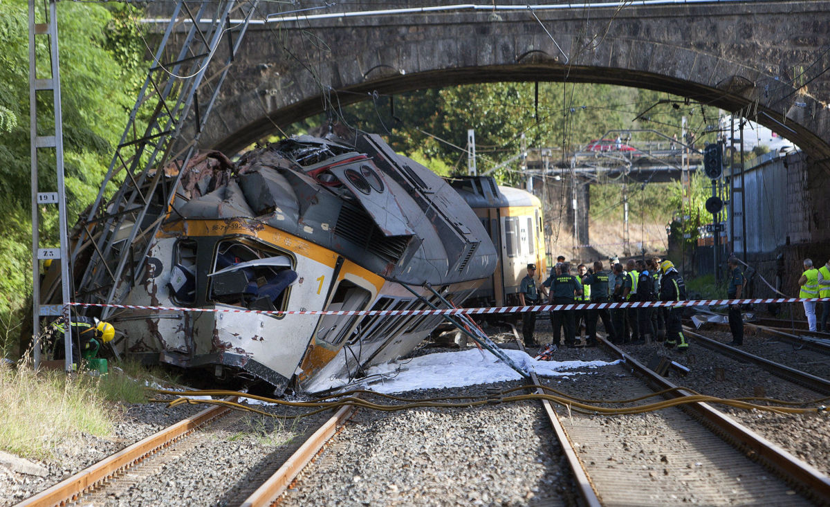  Descarrila tren en España; van 4 muertos