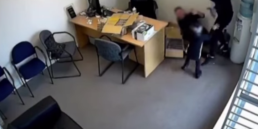  (Video) Niña de 6 años enfrenta a ladrón armado con hacha en Nueva Zelanda