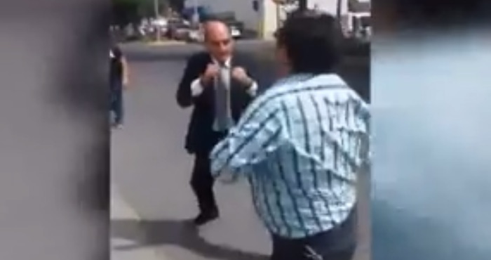  (Video) #LordDiscapacitado, funcionario enfurecido por reclamos tras estacionarse en lugar preferente