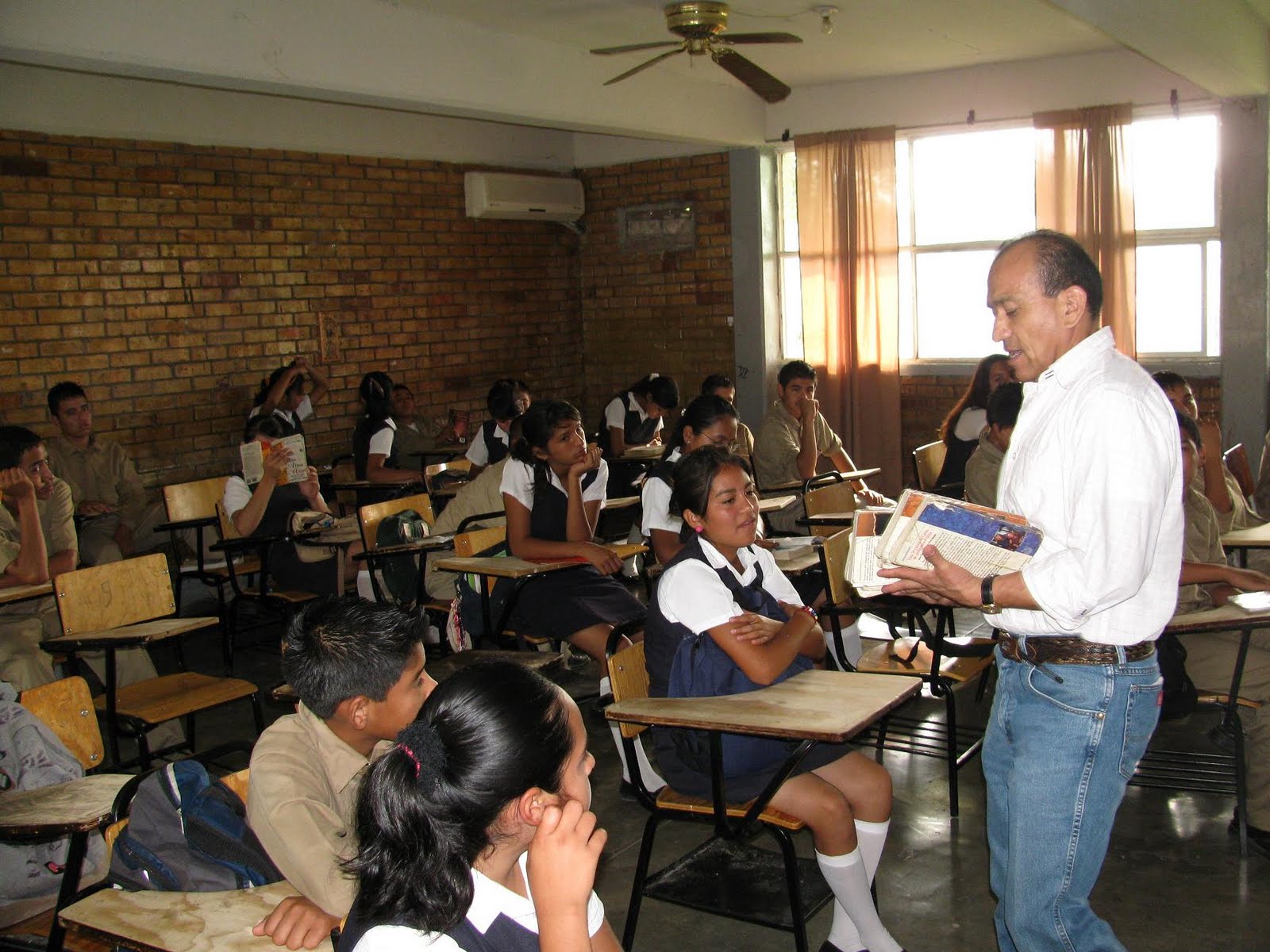  Maestros mexicanos, con salario más alto que el resto de los profesionistas: OCDE