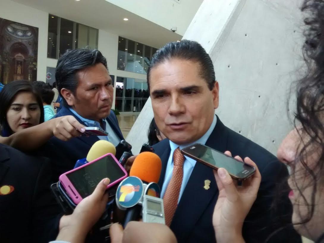  Cuestionan a gobernador de Michoacán por inseguridad durante visita a SLP: “hay una calma frágil”