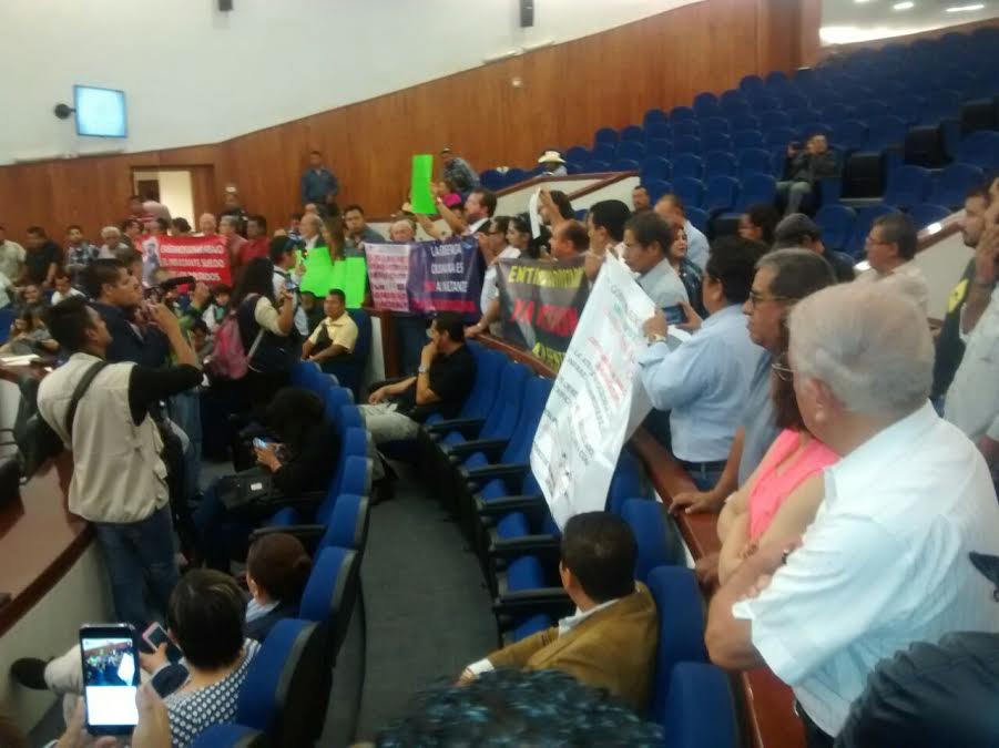  “¡Ladrones!”, gritan a diputados organizaciones manifestantes contra aumento de sueldo
