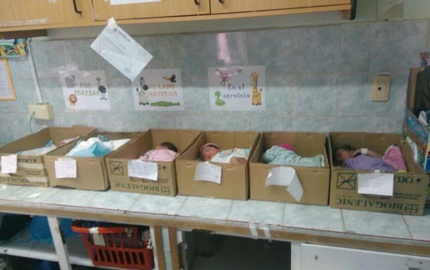 A falta de incubadoras, difunden foto de recién nacidos en cajas de cartón en Venezuela