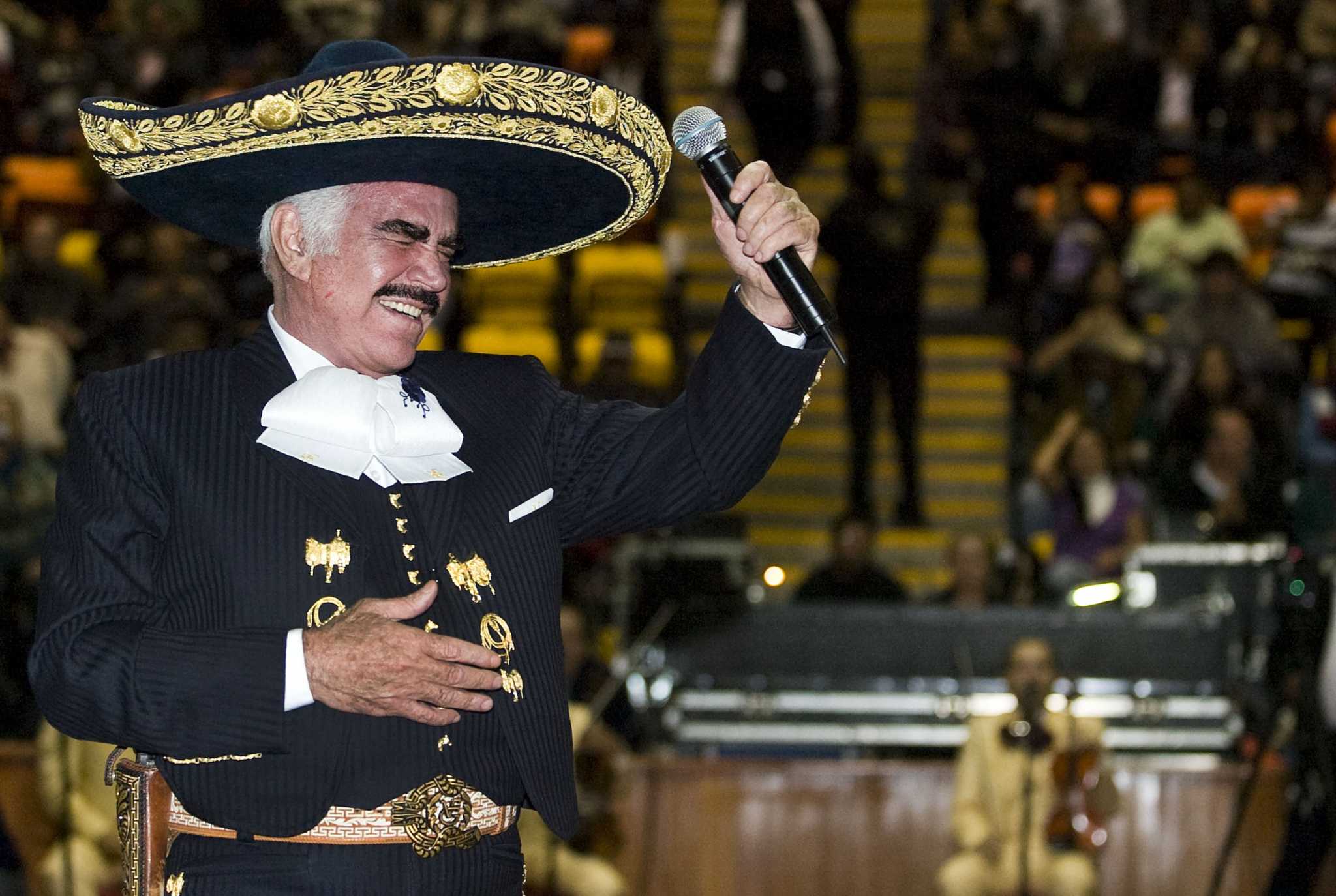  Vicente Fernández muestra su apoyo a Clinton con corrido