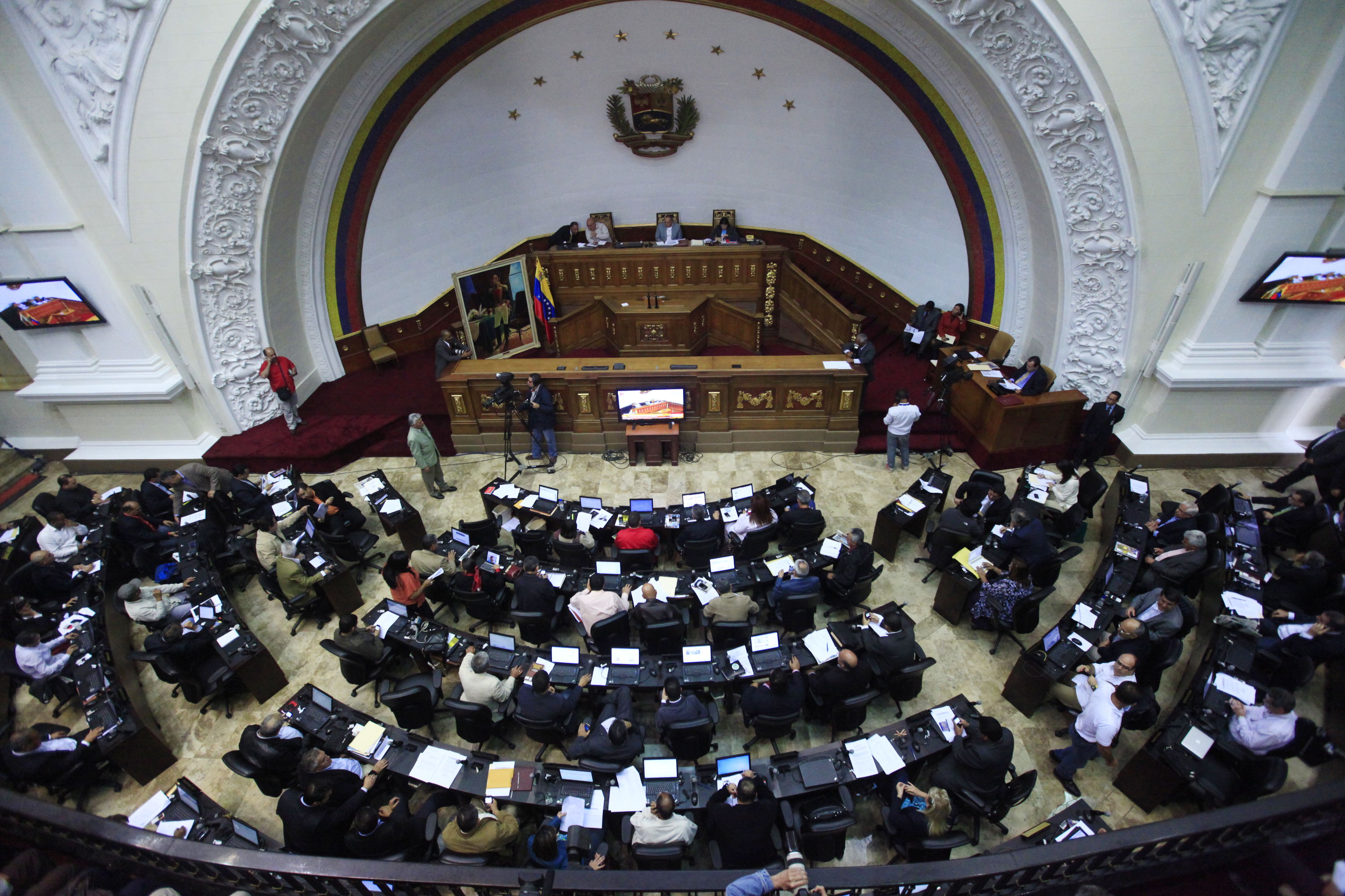  Parlamento venezolano amenaza con destituir a Maduro