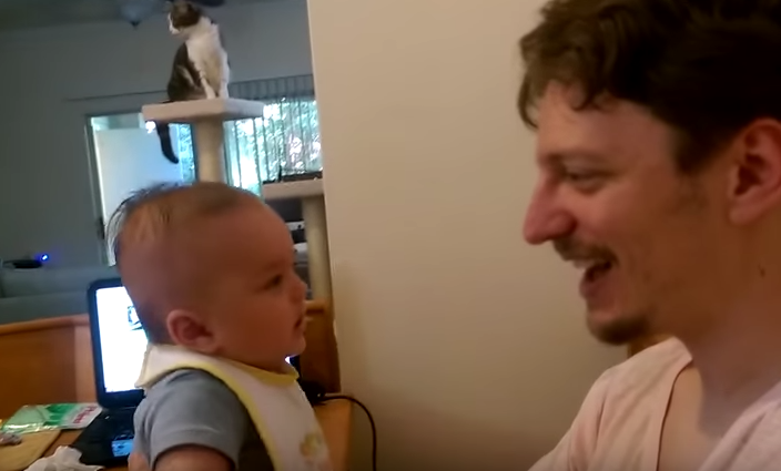  (Video) Sorprendente respuesta de un bebé a su padre al decirle ‘Te amo’