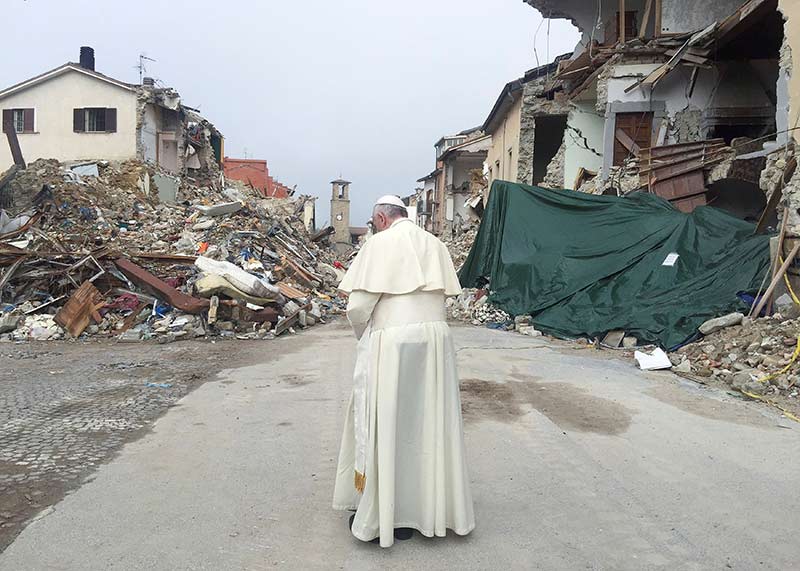  Papa visita zona de terremoto en Italia; consuela a damnificados