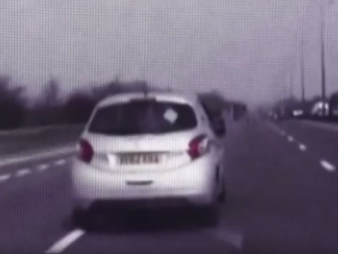  (Video) Policía logra detener auto de mujer que sufrió coma diabético