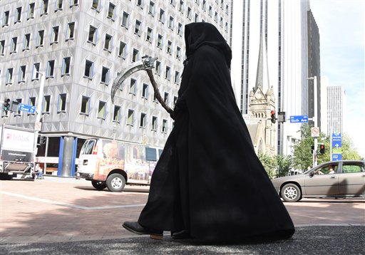  “La Muerte” caminó por calles de EU recomendando no caminar y textear a la vez