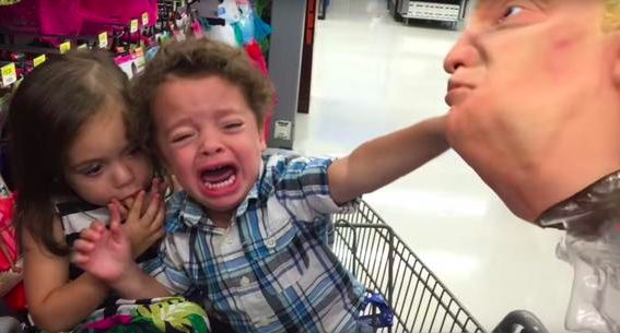  (Video) La reacción de un pequeño al ver máscara de Trump