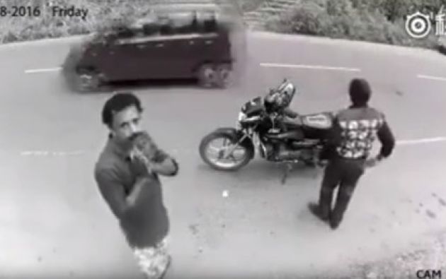 (Video) Ladrón arrepentido: roba cartera y al ver que cámara lo graba, la devuelve