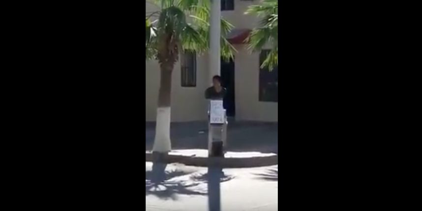  (Video) Lo atan a un poste y exhiben por ladrón