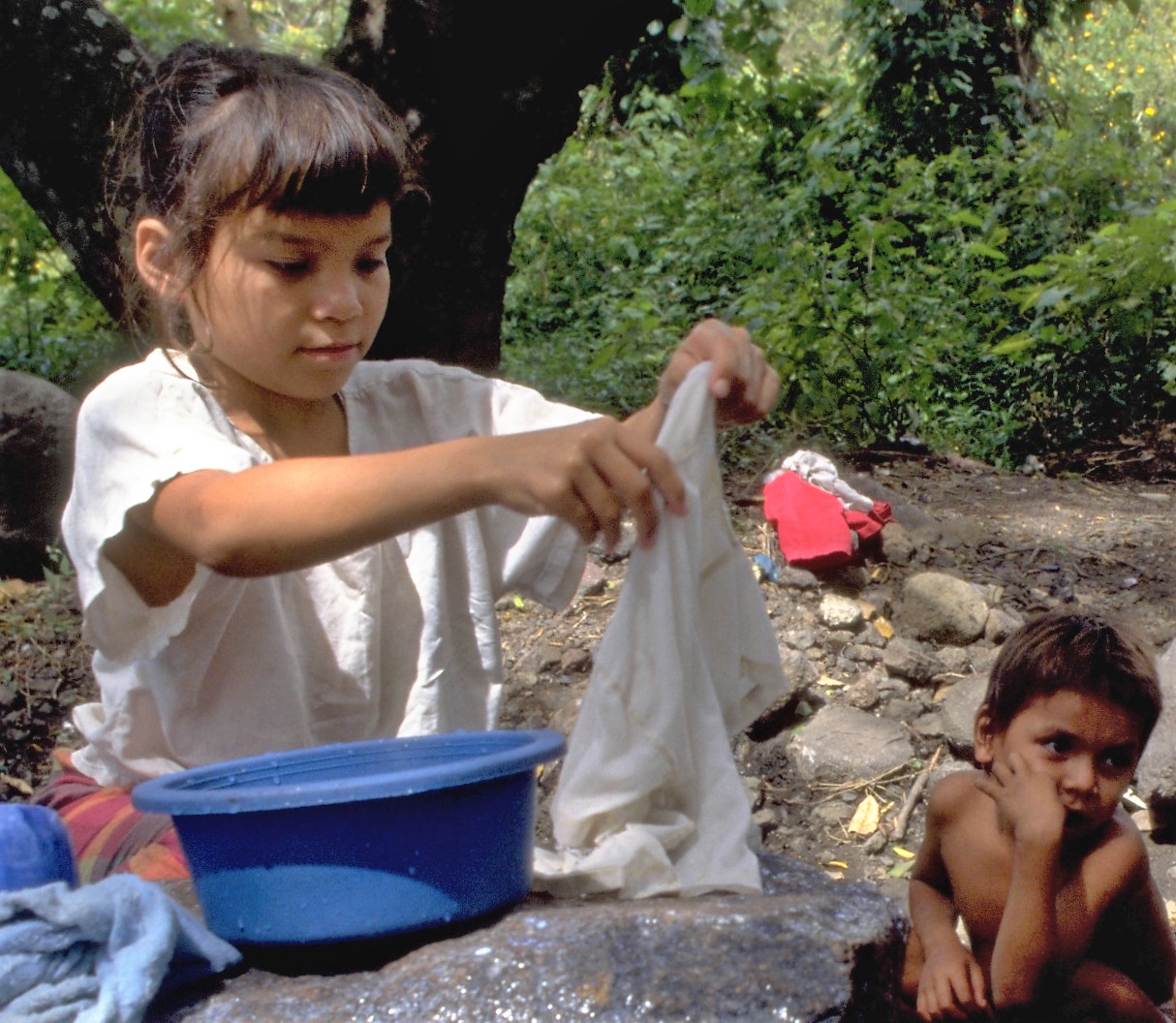  Cargan 40% más en niñas el trabajo en casa; 11 de octubre, su día