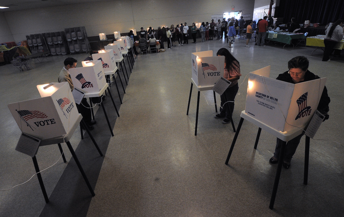  “Ilegales están cruzando la frontera para votar”: Donald Trump