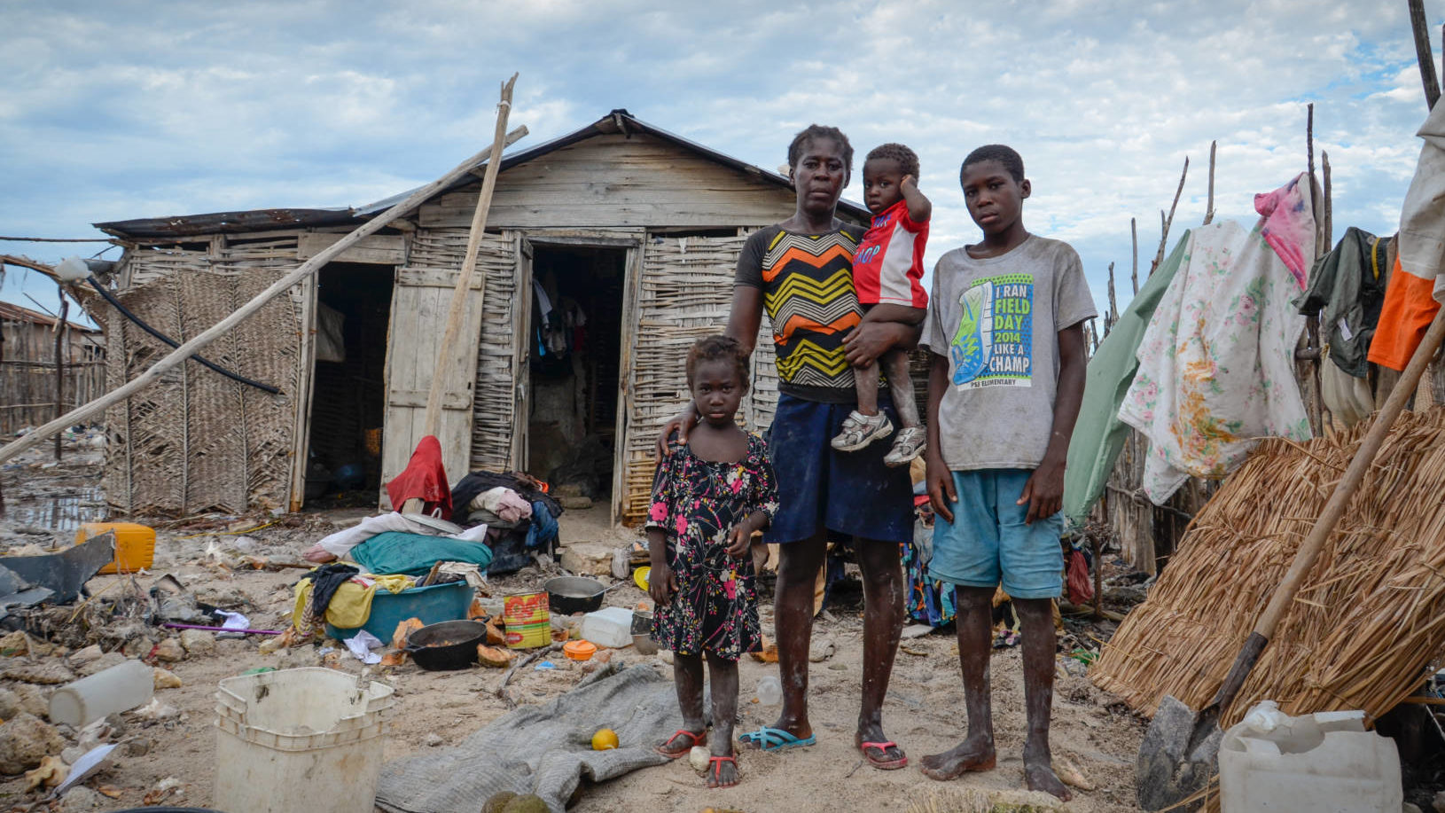  Haití empieza a recibir ayudas entre creciente desesperación