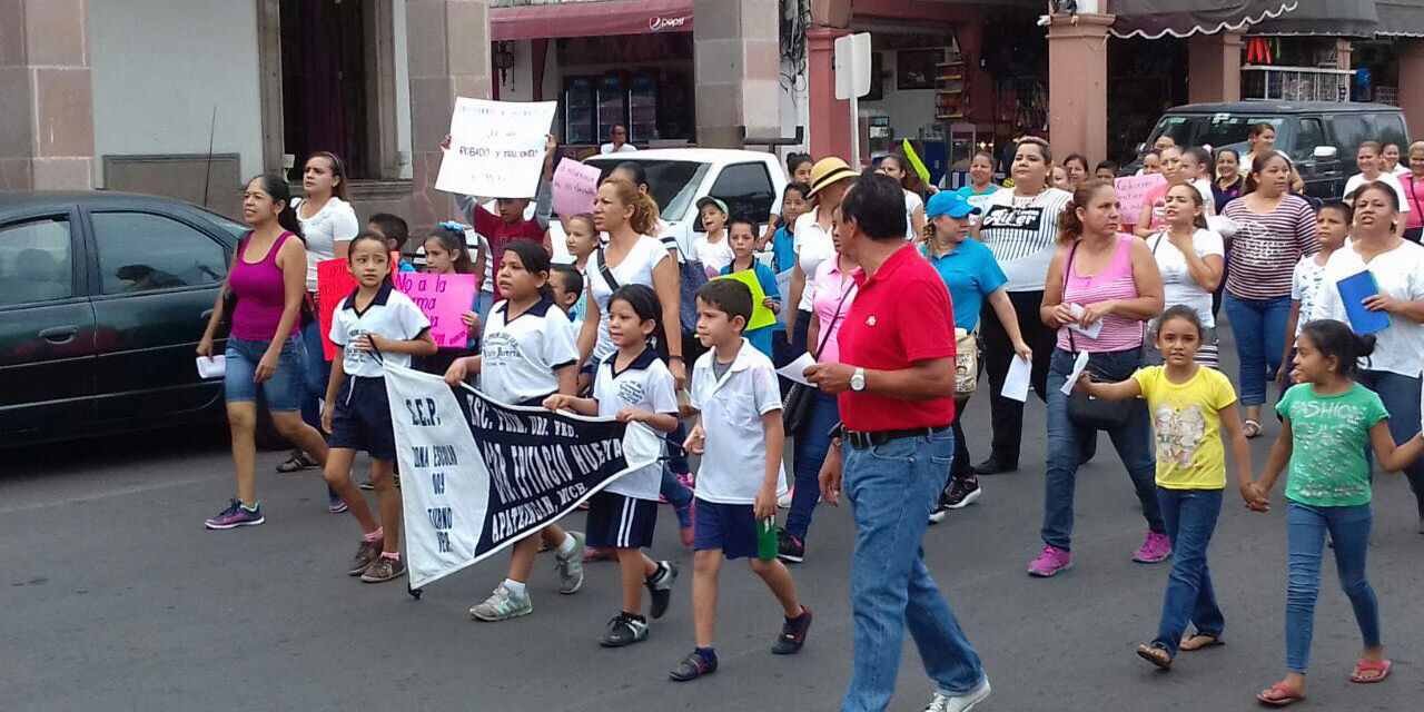  Nuño pide no usar a niños en marchas; acusa show mediático de cesados