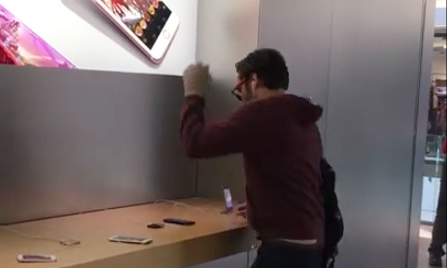  (Video) Hombre furioso destruye productos de tienda Apple en Francia