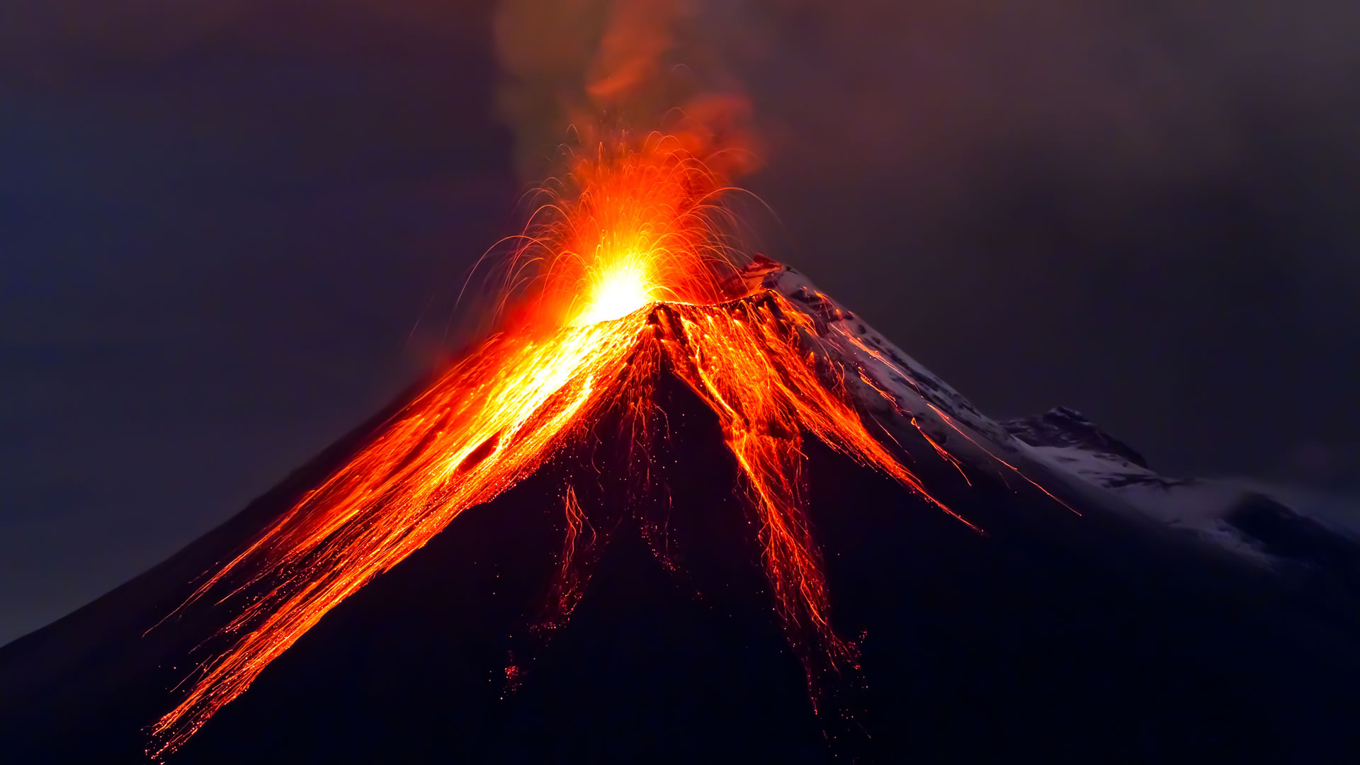  Evacúan comunidades por actividad en Volcán de Colima