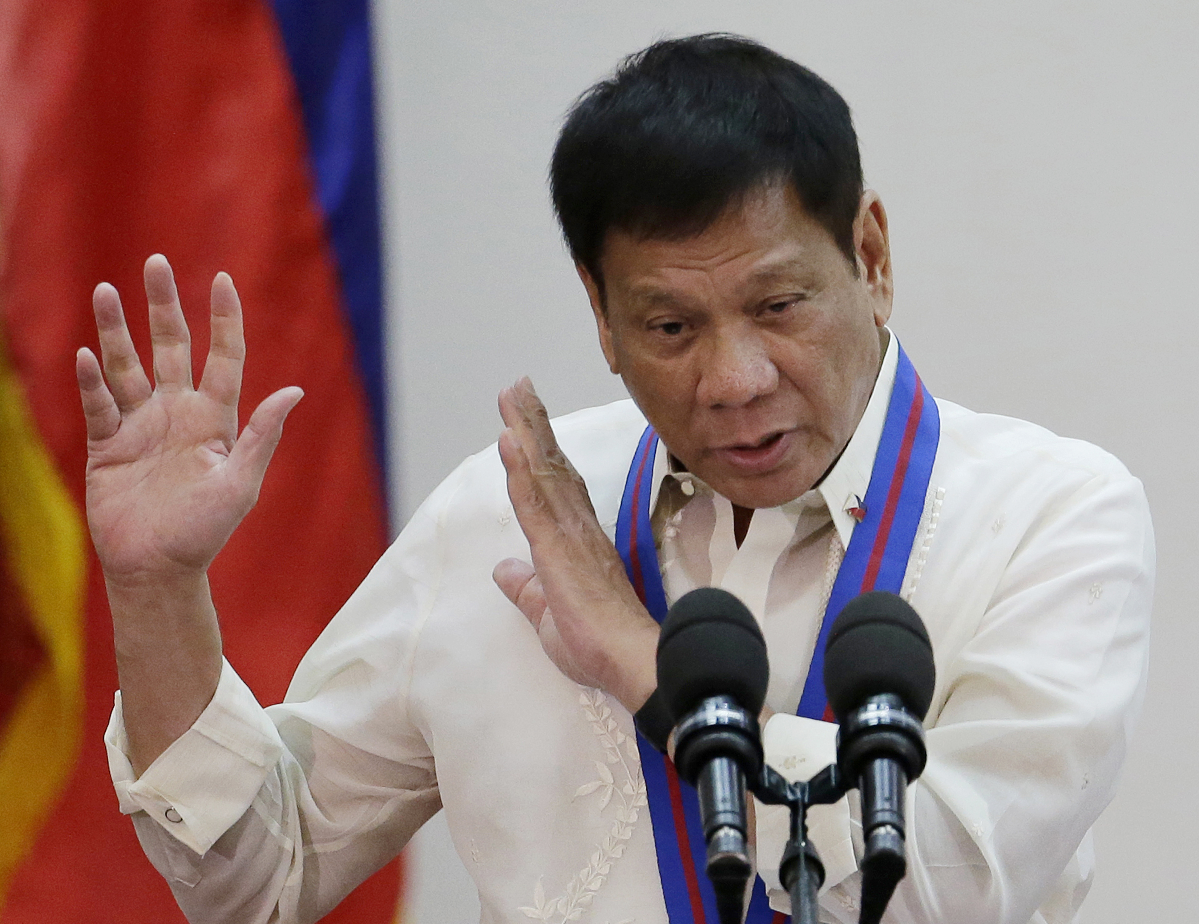  Presidente de Filipinas promete echar a tropas de EU del país