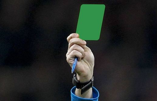  (Video) Árbitro muestra la primera tarjeta verde en la historia del futbol