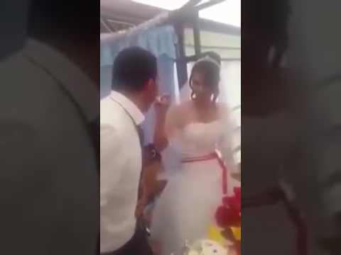  (Video) Casados por 15 minutos: Novia bromea con su esposo y este la agrede