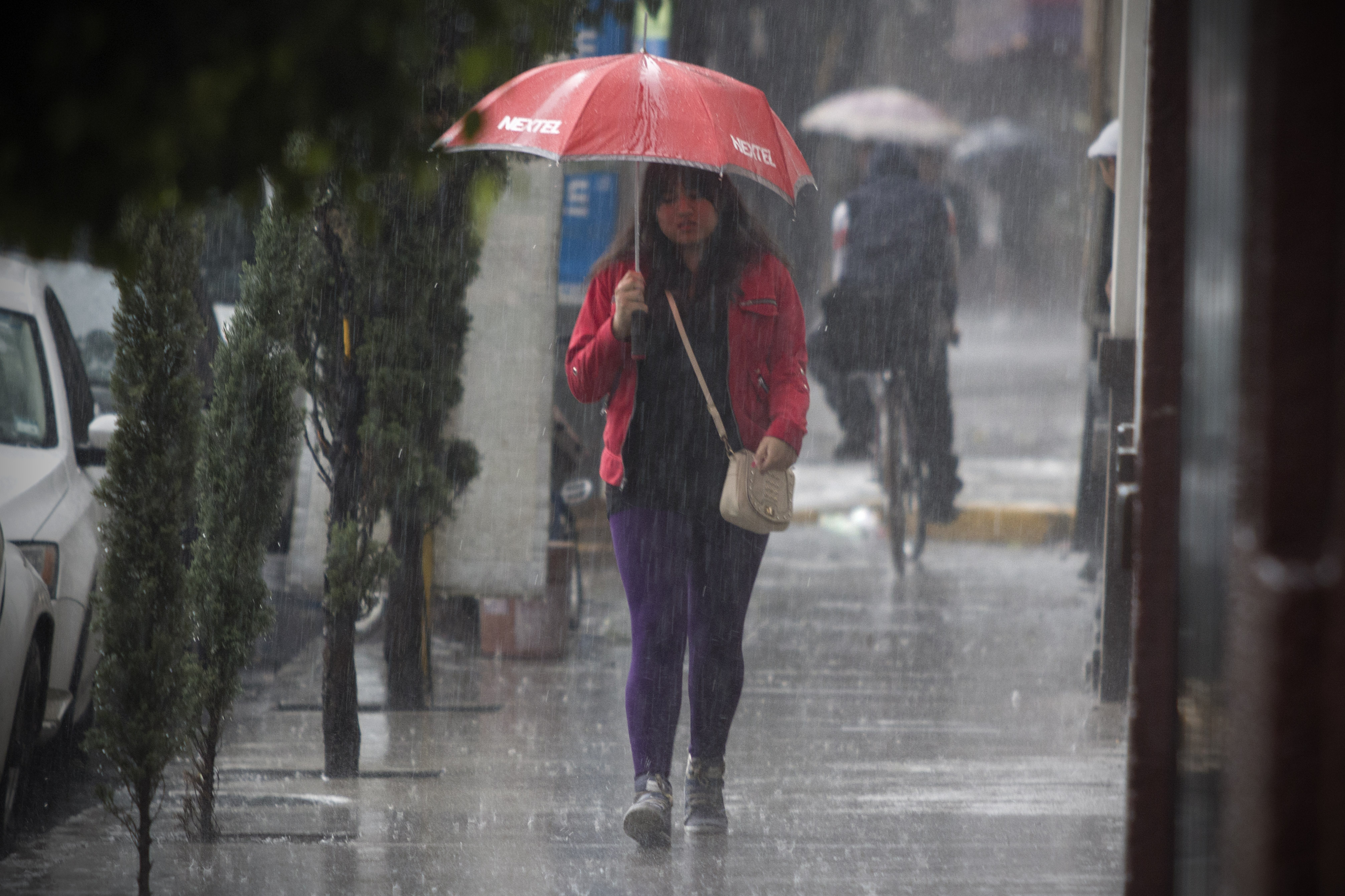  No salgas sin paraguas; prevén fuertes lluvias para hoy