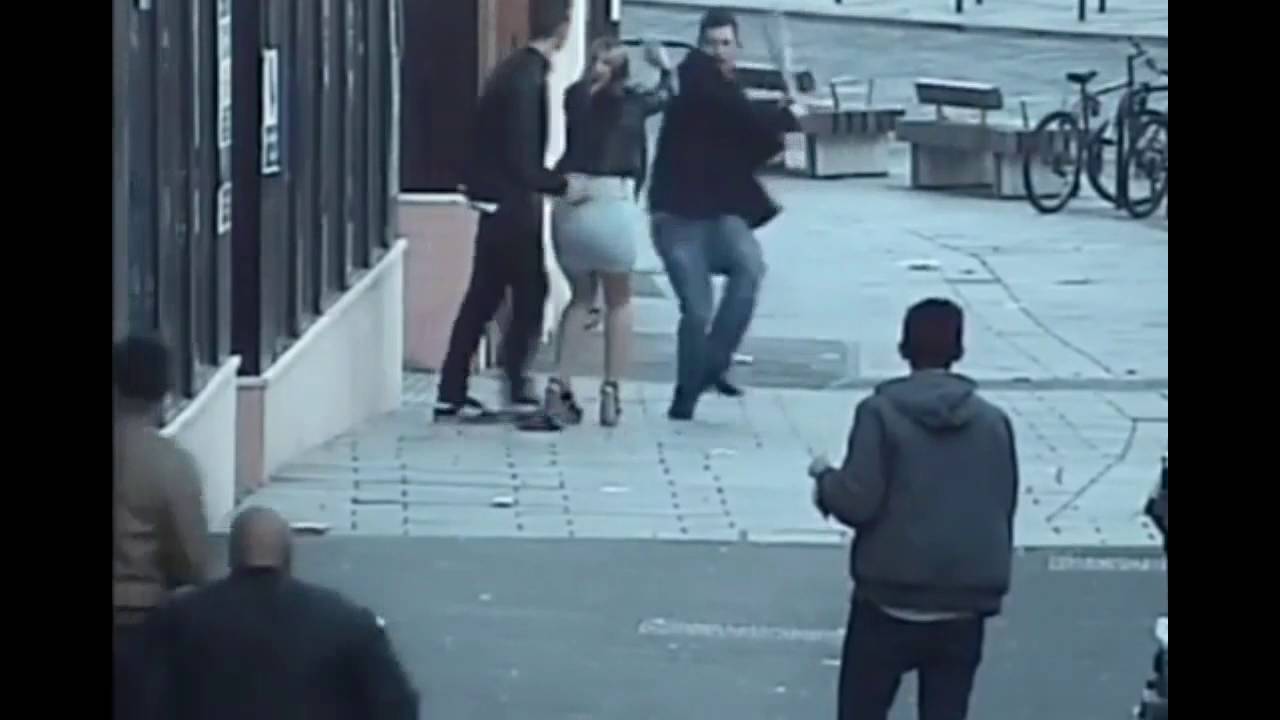  (Video) Hombre golpea a pareja española en Reino Unido por no hablar en inglés
