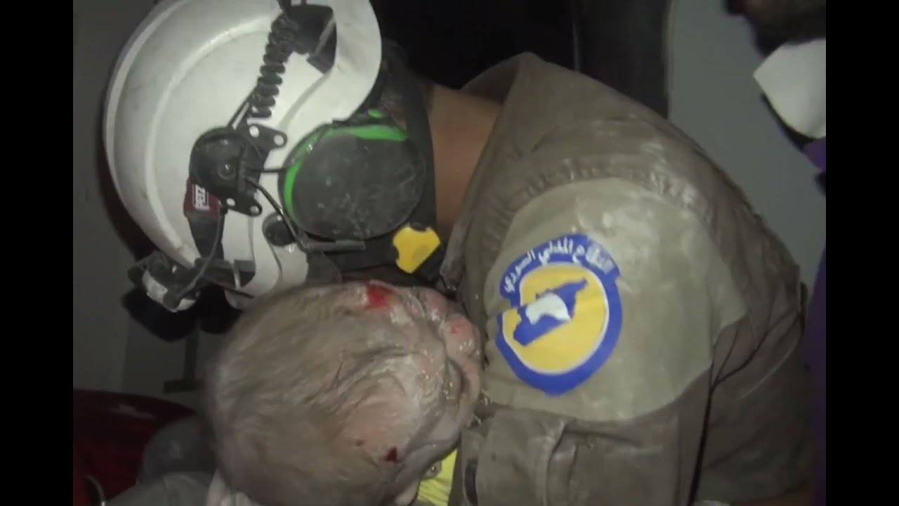  (Video) Rescatista rompe en llanto tras salvar la vida de bebé en Siria