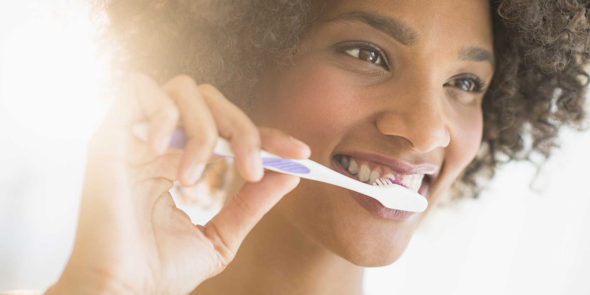  Evita cepillar tus dientes con fuerza