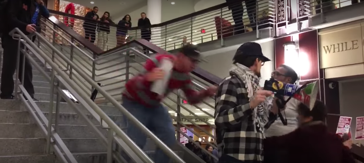  (Video) Empujan por las escaleras a estudiante que se manifestaba contra Trump
