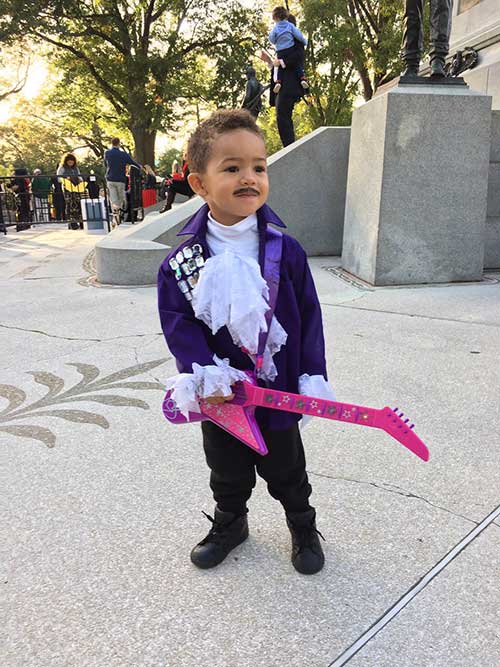  (Video) Obama canta ‘Purple rain’ a pequeño disfrazado de Prince en la Casa Blanca