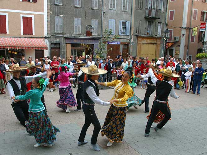  Calle de París se transforma en México por el Día de Muertos