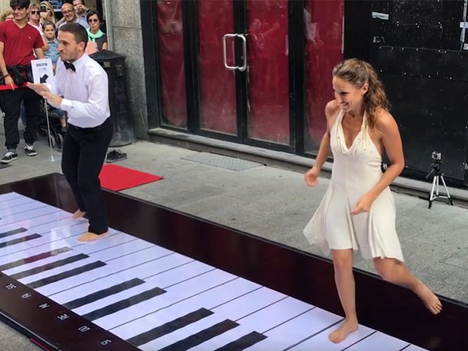  (Video) Impresiona pareja que toca piano gigante con los pies