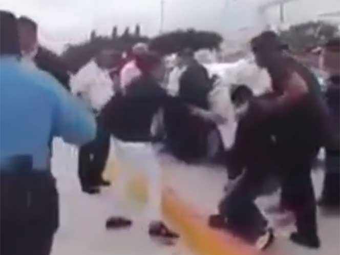  (Video) Taxistas golpean a chofer de Uber en Tijuana