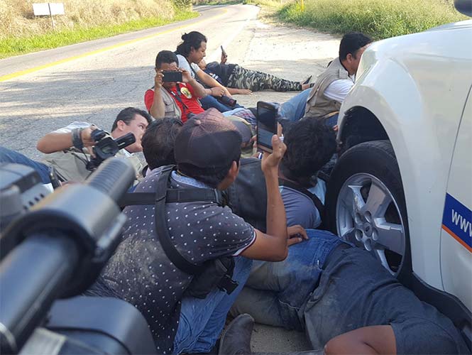  Periodistas quedan atrapados en medio de balacera en Guerrero