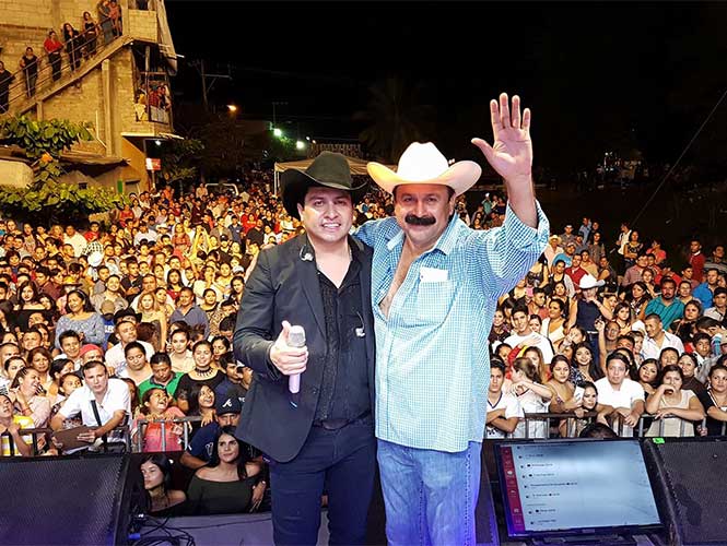  ‘Layín’, el alcalde que “robó poquito” reparte 50 mil pesos durante concierto de Julión Álvarez