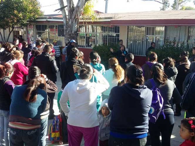  En Pachuca, maestra huye tras reclamos de padres por amarrar y golpear a 3 alumnos