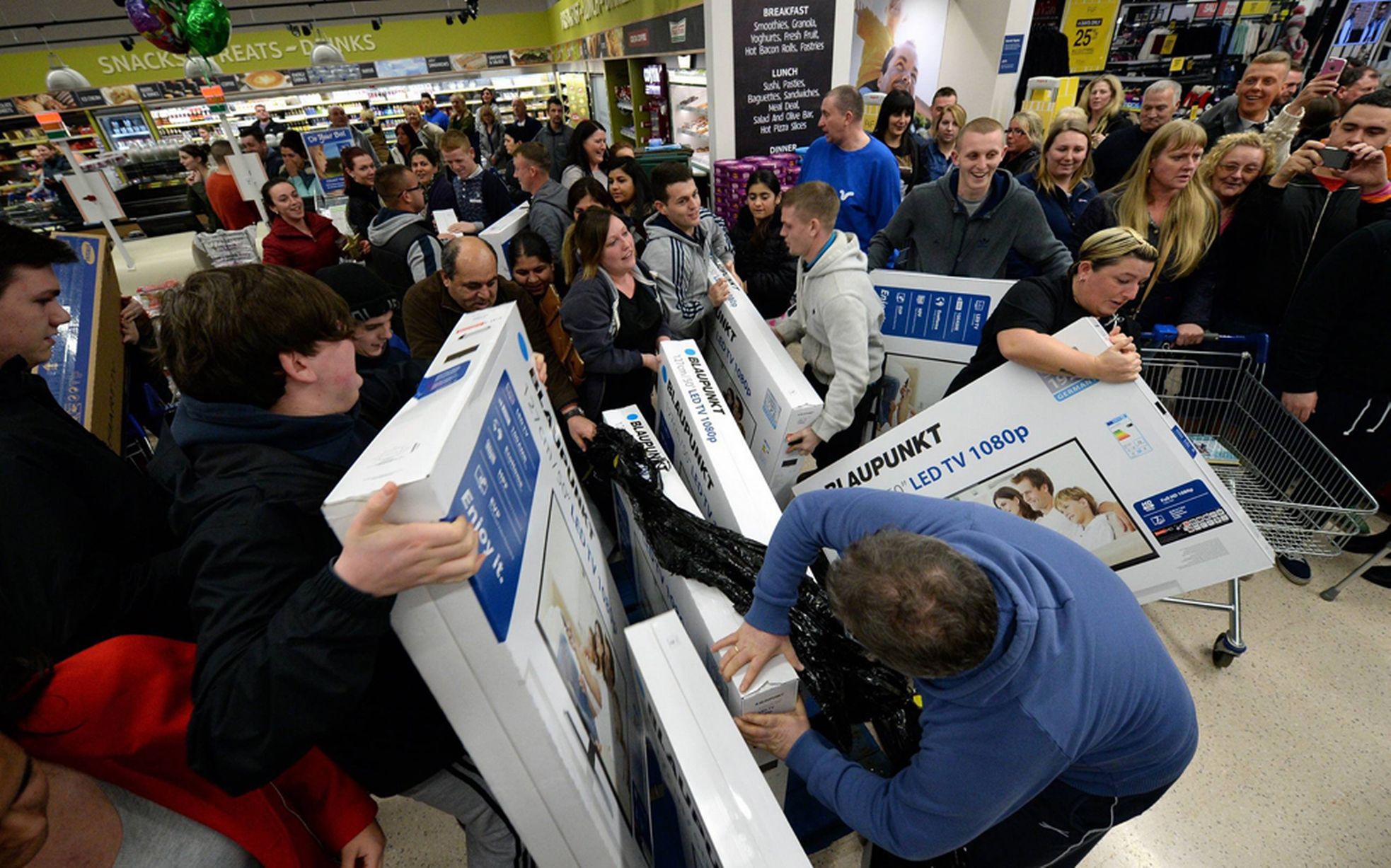  (Video) Peleas se desatan por ofertas en Black Friday