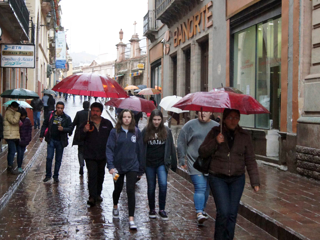  Frío y lluvia no dan tregua; seguirán en gran parte del país