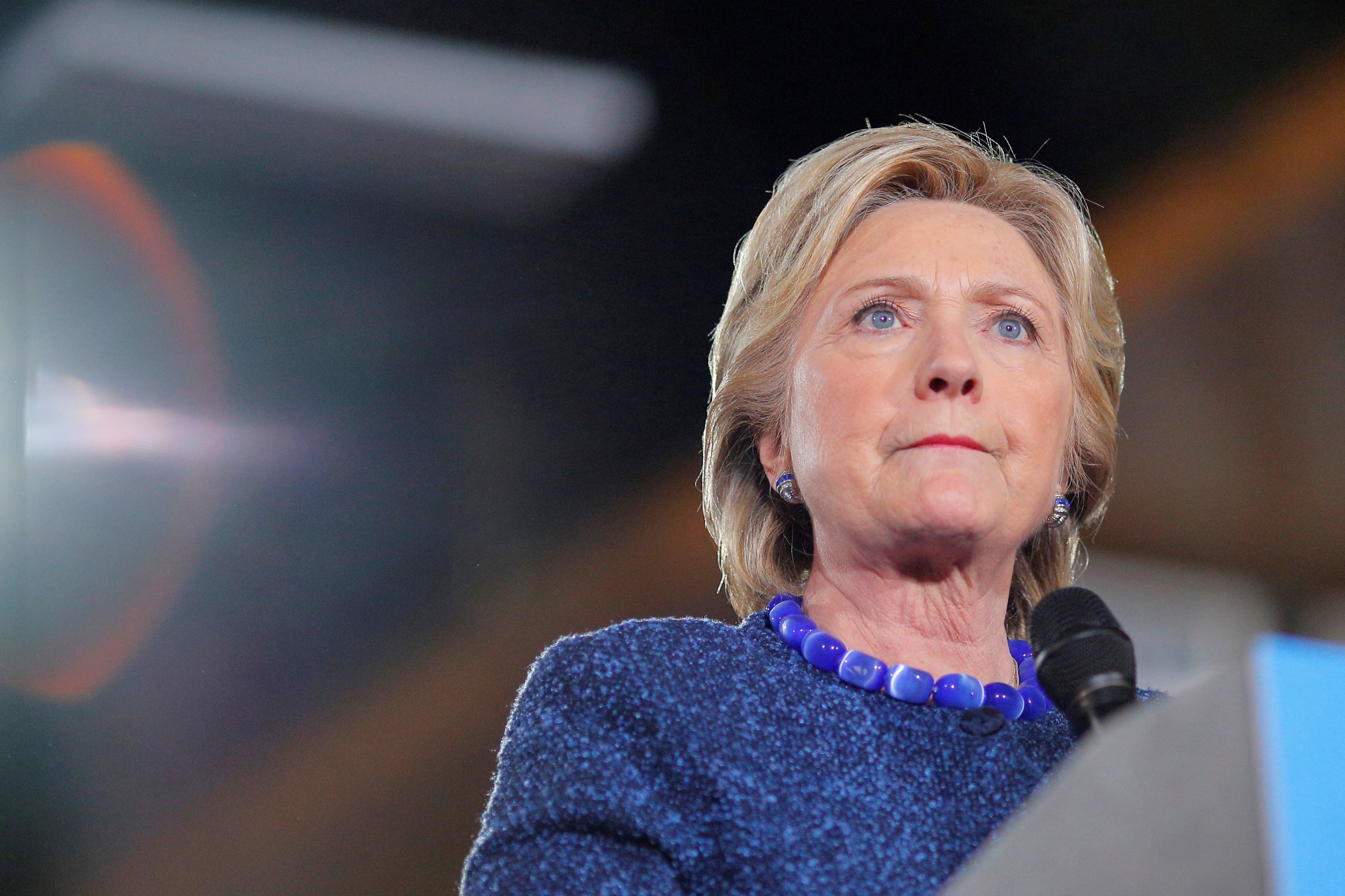  FBI inicia revisión de correos de Clinton; “aquí no hay caso”, señala la candidata