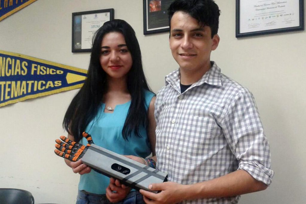  Estudiantes coahuilenses crean prototipo de brazo robótico industrial