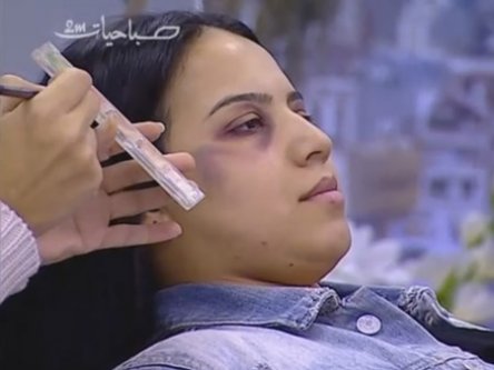  (Video) En Marruecos, canal de TV enseña a mujeres a maquillarse para ocultar golpes